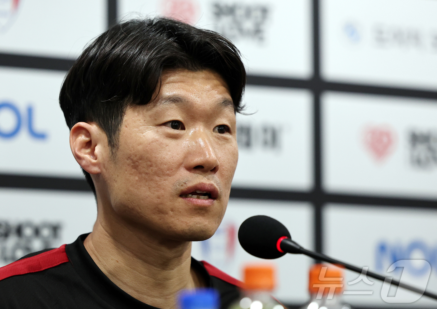 (수원=뉴스1) 김진환 기자 = 맨유 출신 전설들로 구성된 OGFC(더오리지날FC)의 박지성이 19일 오후 경기 수원시 팔달구 수원월드컵경기장에서 열리는 수원삼성과의 경기 전 기자 …