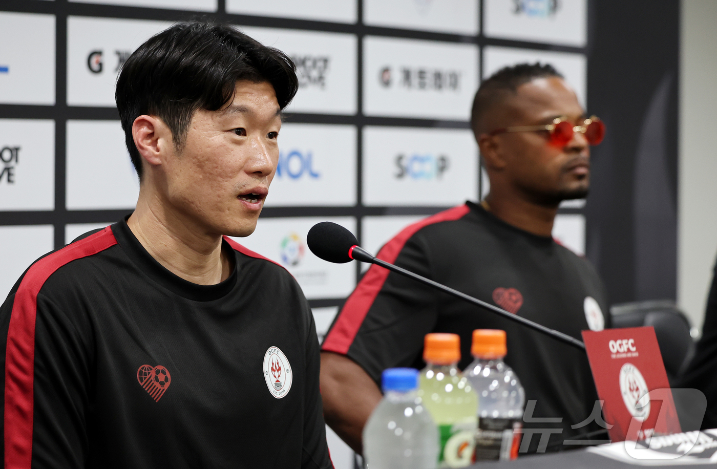 (수원=뉴스1) 김진환 기자 = 맨유 출신 전설들로 구성된 OGFC(더오리지날FC)의 박지성이 19일 오후 경기 수원시 팔달구 수원월드컵경기장에서 열리는 수원삼성과의 경기 전 기자 …