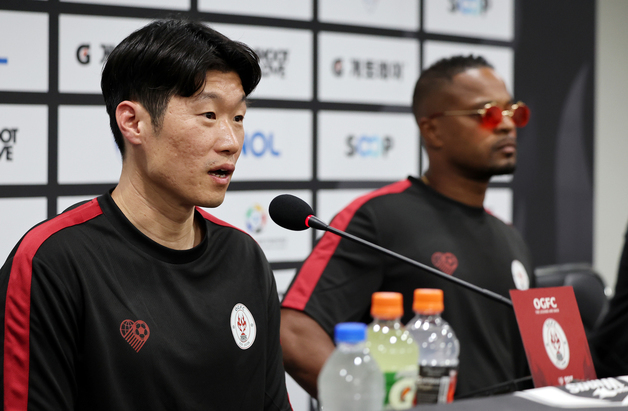 취재진 질문에 답변하는 박지성