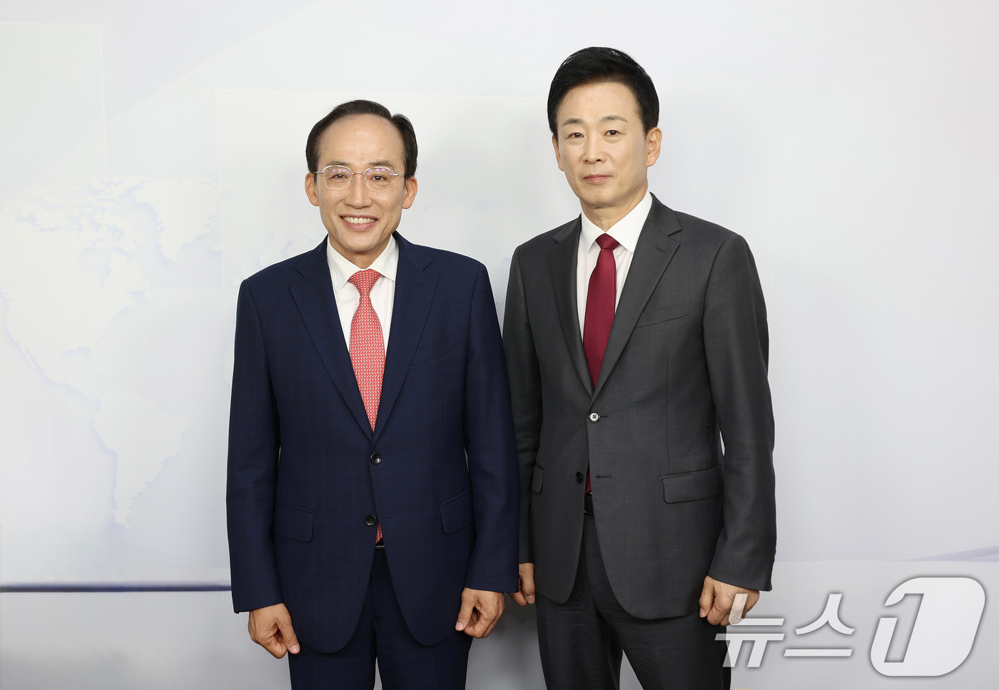 (대구=뉴스1) 공정식 기자 = 19일 대구 중구 매일신문사 스튜디오에서 열린 '제9회 전국동시지방선거 국민의힘 대구시장 경선 비전토론회'에서 추경호 후보(왼쪽)와 유영하 후보가 …