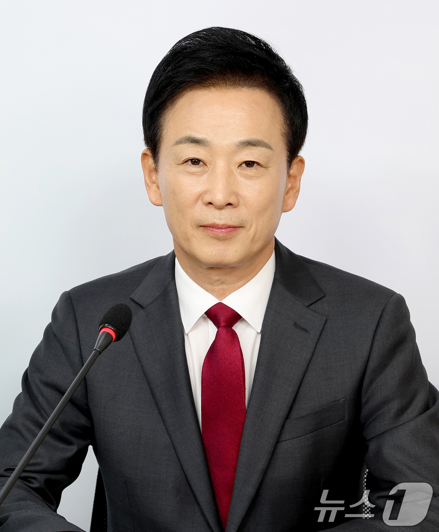 (대구=뉴스1) 공정식 기자 = 19일 대구 중구 매일신문사 스튜디오에서 열린 '제9회 전국동시지방선거 국민의힘 대구시장 경선 비전토론회'에서 유영하 후보가 포즈를 취하고 있다. …