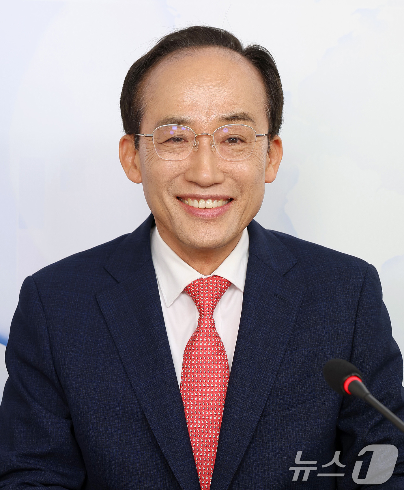 (대구=뉴스1) 공정식 기자 = 19일 대구 중구 매일신문사 스튜디오에서 열린 '제9회 전국동시지방선거 국민의힘 대구시장 경선 비전토론회'에서 추경호 후보가 포즈를 취하고 있다. …