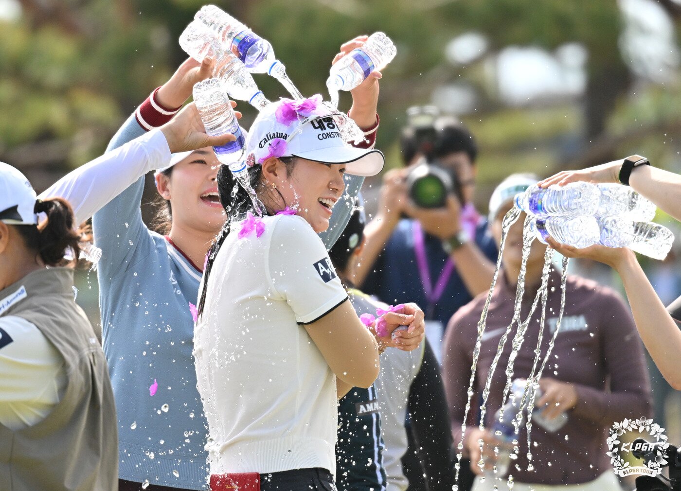 본문 이미지 - 19일 경남 김해 가야CC에서 열린 '넥센 세인트나인 Masters 2026' 파이널라운드에서 우승을 확정한 김민선 프로가 동료들에게 축하 물세례를 받고 있다. (KLPGA 제공. 재판매 및 DB 금지) 2026.4.19 ⓒ 뉴스1