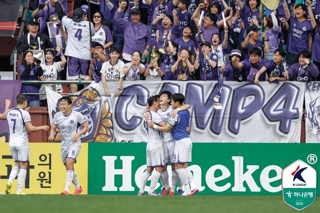 본문 이미지 - FC안양이 19일 열린 하나은행 K리그1 2026 포항 스틸러스전에서 1-0으로 승리했다. (한국프로축구연맹 제공)