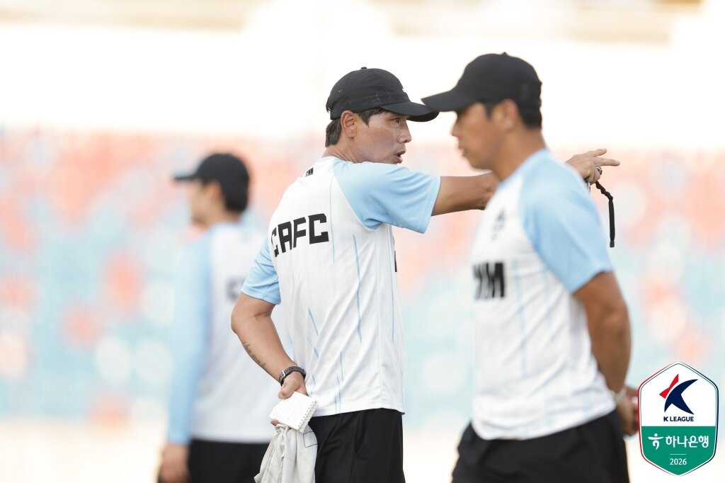 본문 이미지 - 충남아산의 김효일 감독대행. (한국프로축구연맹 제공)