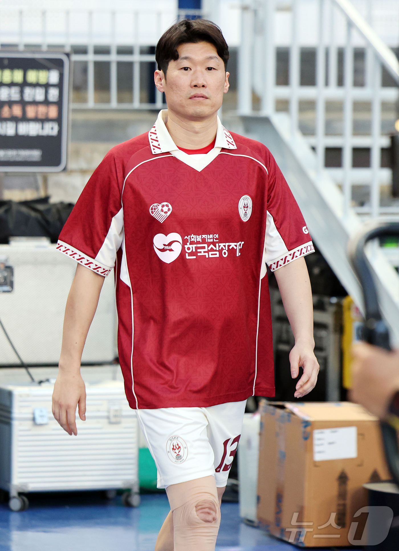 (수원=뉴스1) 김진환 기자 = 19일 오후 경기 수원시 팔달구 수원월드컵경기장에서 열리는 OGFC(더오리지날FC)와 수원 삼성과의 경기를 앞두고 OGFC 박지성이 입장하고 있다. …