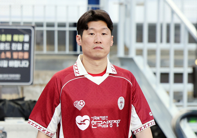 박지성, 무릎 보호대 착용하고 입장