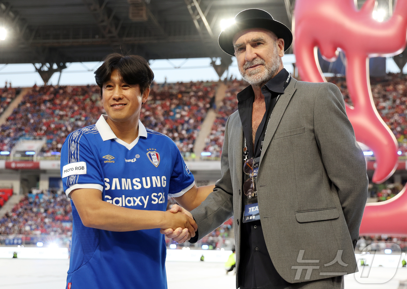 (수원=뉴스1) 김진환 기자 = 19일 오후 경기 수원시 팔달구 수원월드컵경기장에서 열리는 OGFC(더오리지날FC)와 수원 삼성과의 경기를 앞두고 수원 삼성 서정원 선수 겸 감독과 …