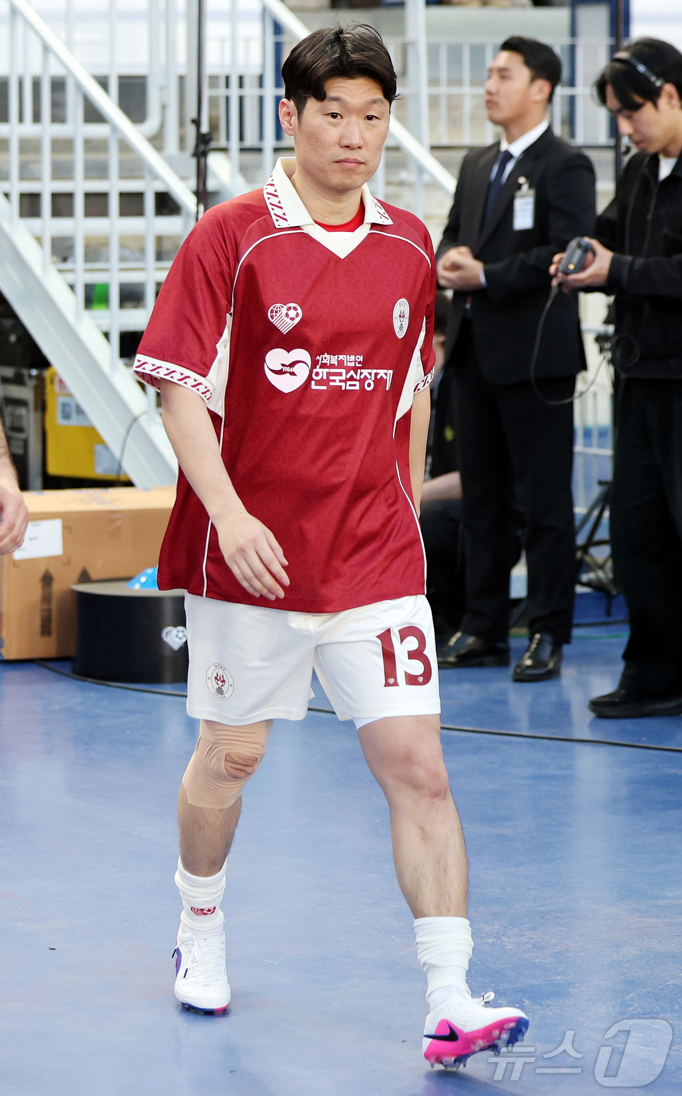 (수원=뉴스1) 김진환 기자 = 19일 오후 경기 수원시 팔달구 수원월드컵경기장에서 열리는 OGFC(더오리지날FC)와 수원 삼성과의 경기를 앞두고 OGFC 박지성이 입장하고 있다. …