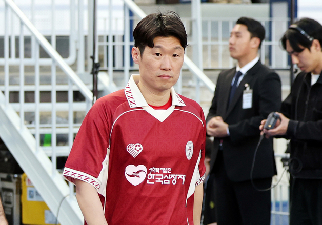 박지성, 무릎 보호대 착용하고 입장