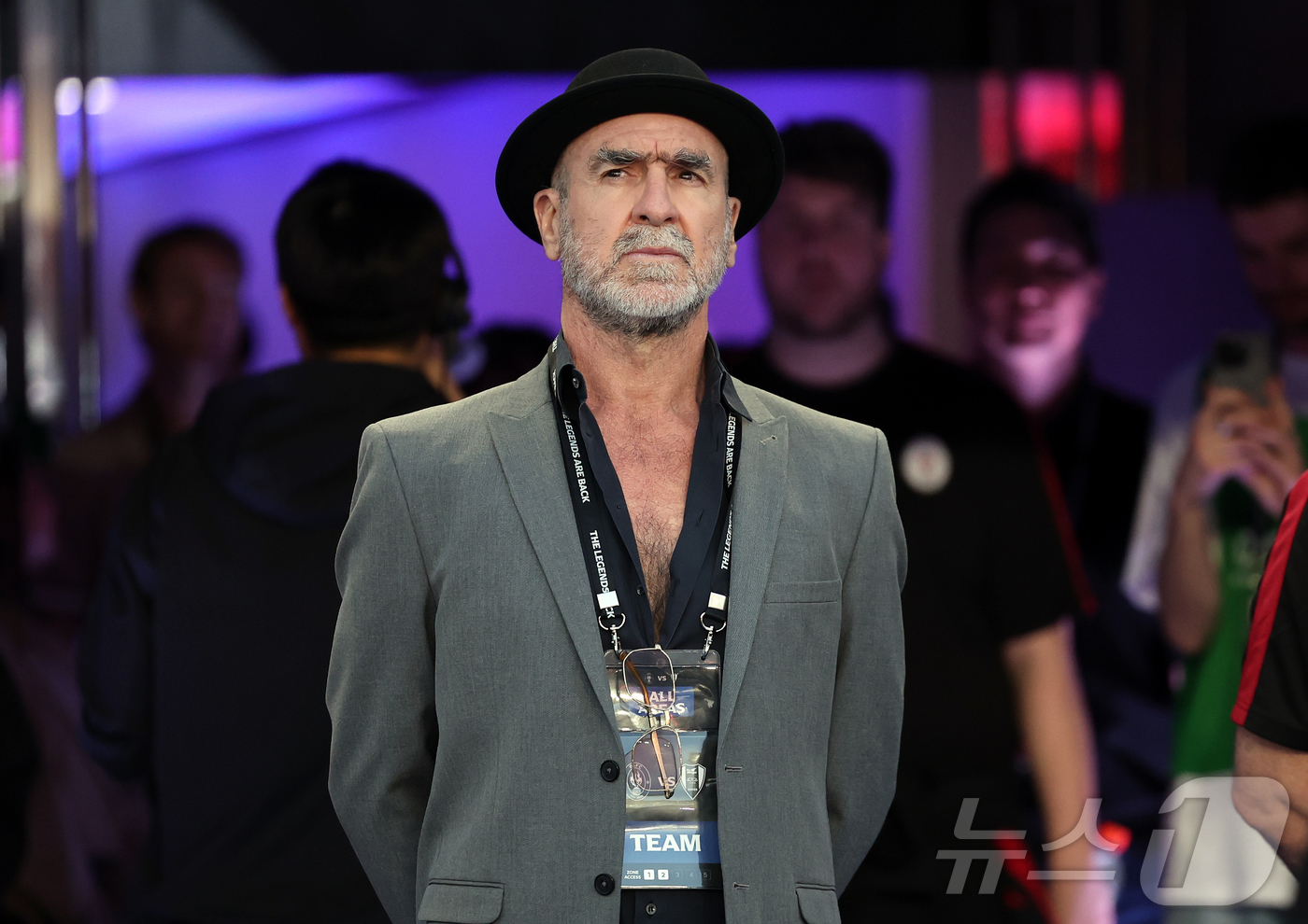 (수원=뉴스1) 김진환 기자 = 19일 오후 경기 수원시 팔달구 수원월드컵경기장에서 열리는 OGFC(더오리지날FC)와 수원 삼성과의 경기를 앞두고 OGFC 에릭 칸토나 감독이 입장 …