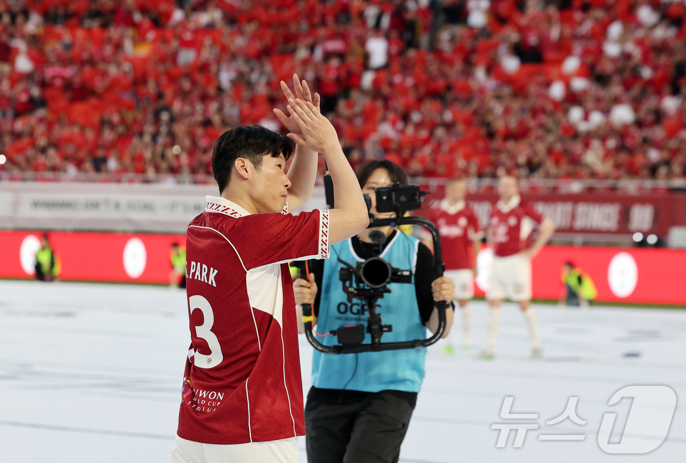 (수원=뉴스1) 김진환 기자 = 19일 오후 경기 수원시 팔달구 수원월드컵경기장에서 열리는 OGFC(더오리지날FC)와 수원 삼성과의 경기를 앞두고 OGFC 박지성이 팬들에게 인사하 …