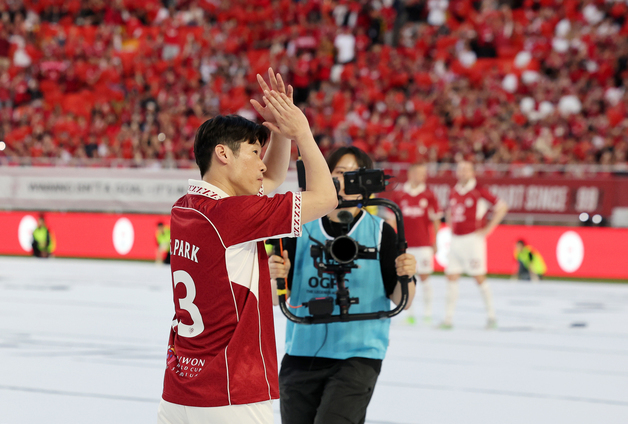 국내 맨유 팬들에게 인사하는 박지성