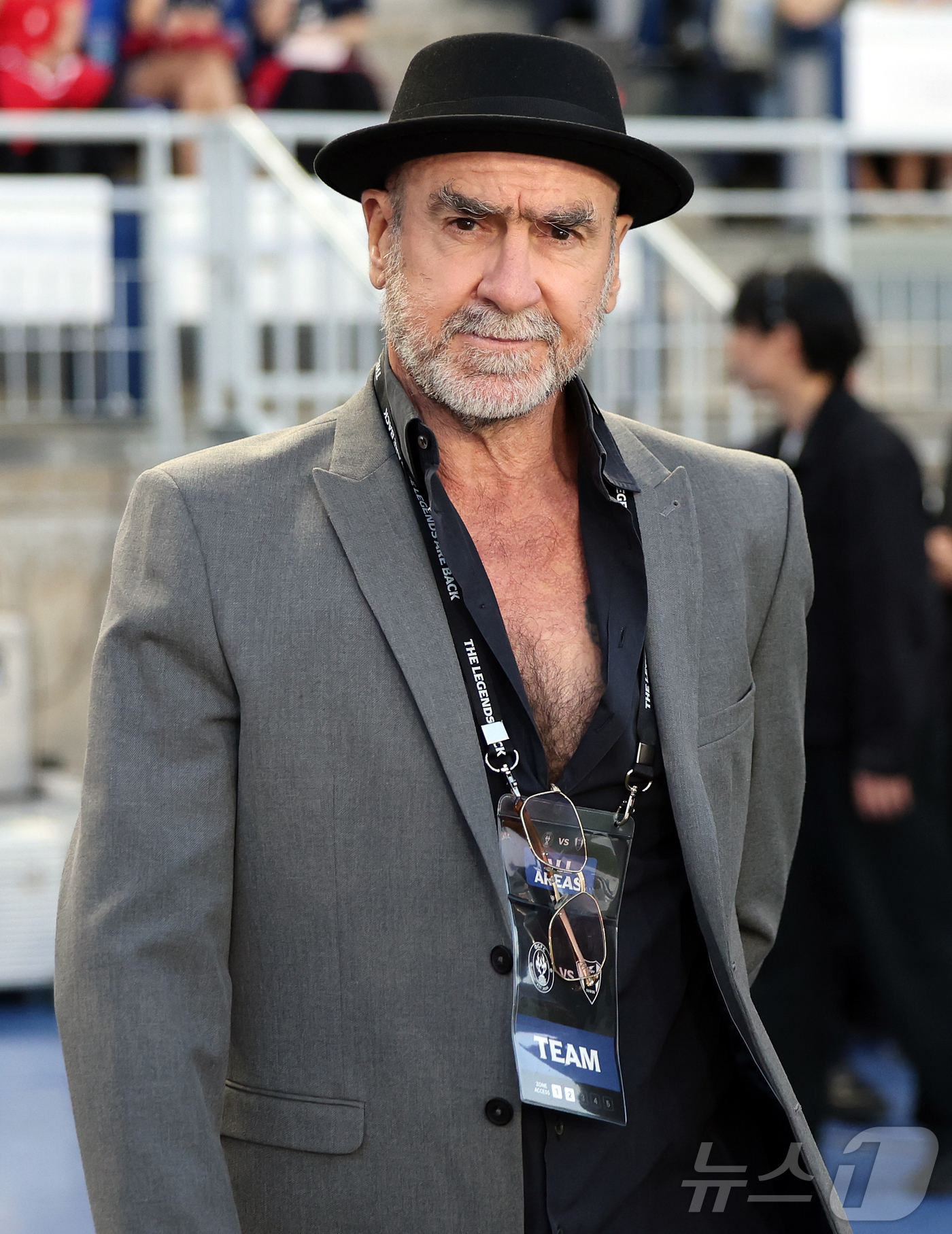 수원월드컵경기장에 입장하는 OGFC 에릭 칸토나 감독