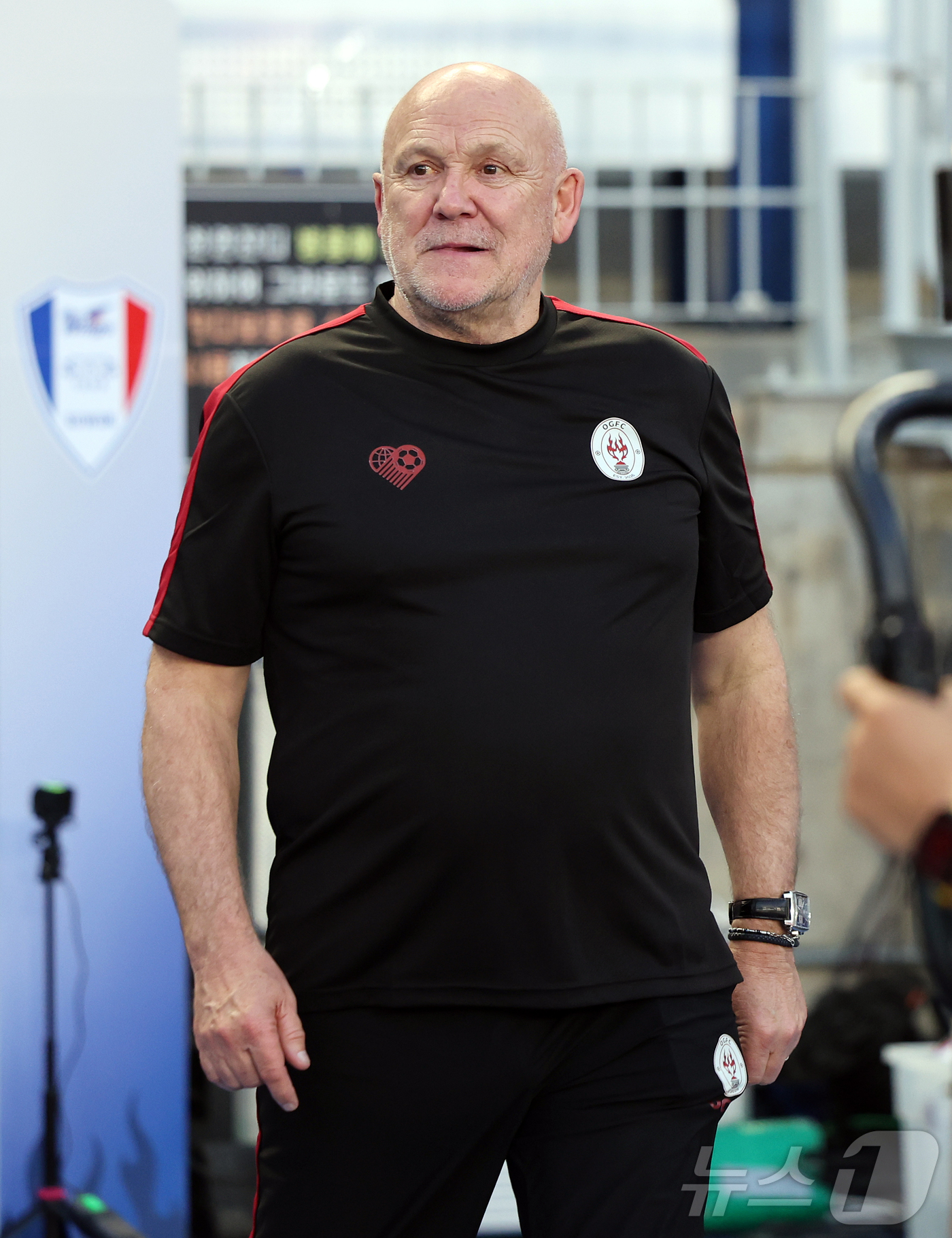 (수원=뉴스1) 김진환 기자 = 19일 오후 경기 수원시 팔달구 수원월드컵경기장에서 열리는 OGFC(더오리지날FC)와 수원 삼성과의 경기를 앞두고 OGFC 마이크 펠란 코치가 기념 …