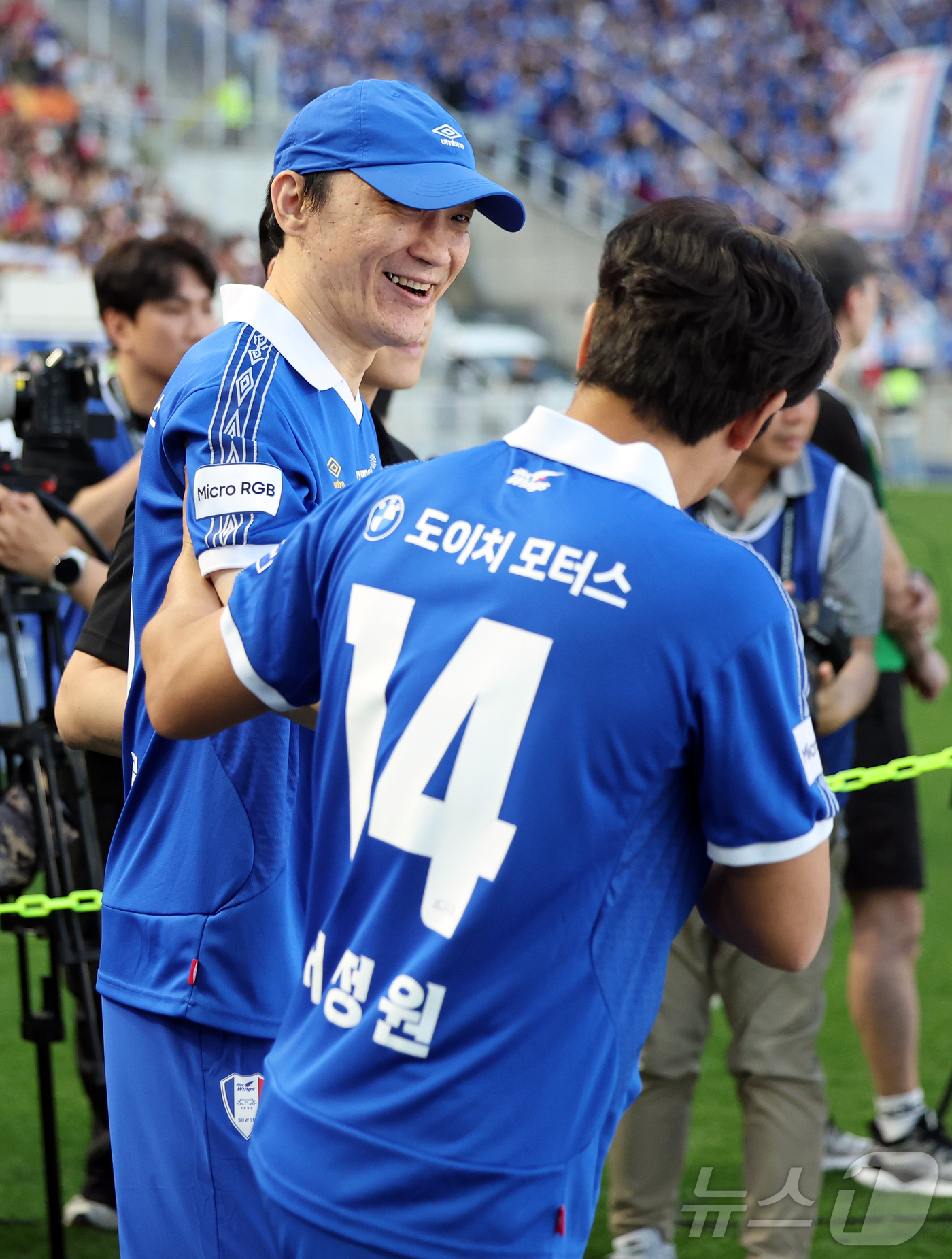 (수원=뉴스1) 김진환 기자 = 19일 오후 경기 수원시 팔달구 수원월드컵경기장에서 열리는 OGFC(더오리지날FC)와 수원 삼성과의 경기를 앞두고 수원 삼성 신영록 코치가 서정원 …