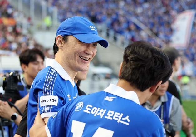 신영록 코치, 서정원 선수 겸 감독의 부축을 받으며 입장