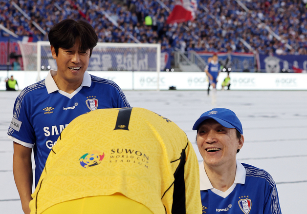 신영록 코치에게 고개 숙여 인사하는 판 데르 사르