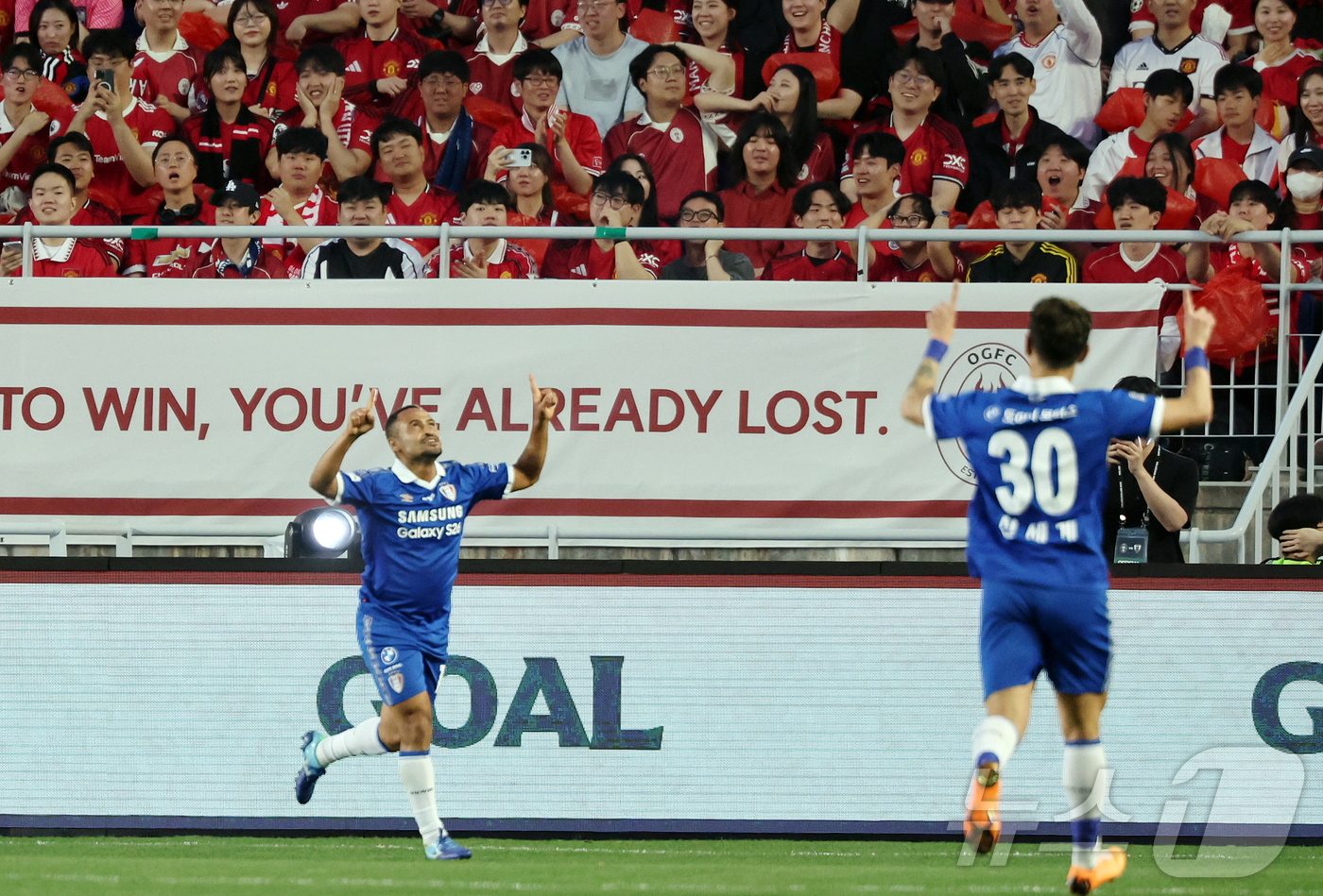 (수원=뉴스1) 김진환 기자 = 19일 오후 경기 수원시 팔달구 수원월드컵경기장에서 열린 OGFC(더오리지날FC)와 수원 삼성과의 경기, 수원 삼성 산토스가 전반 선취골을 넣은 뒤 …