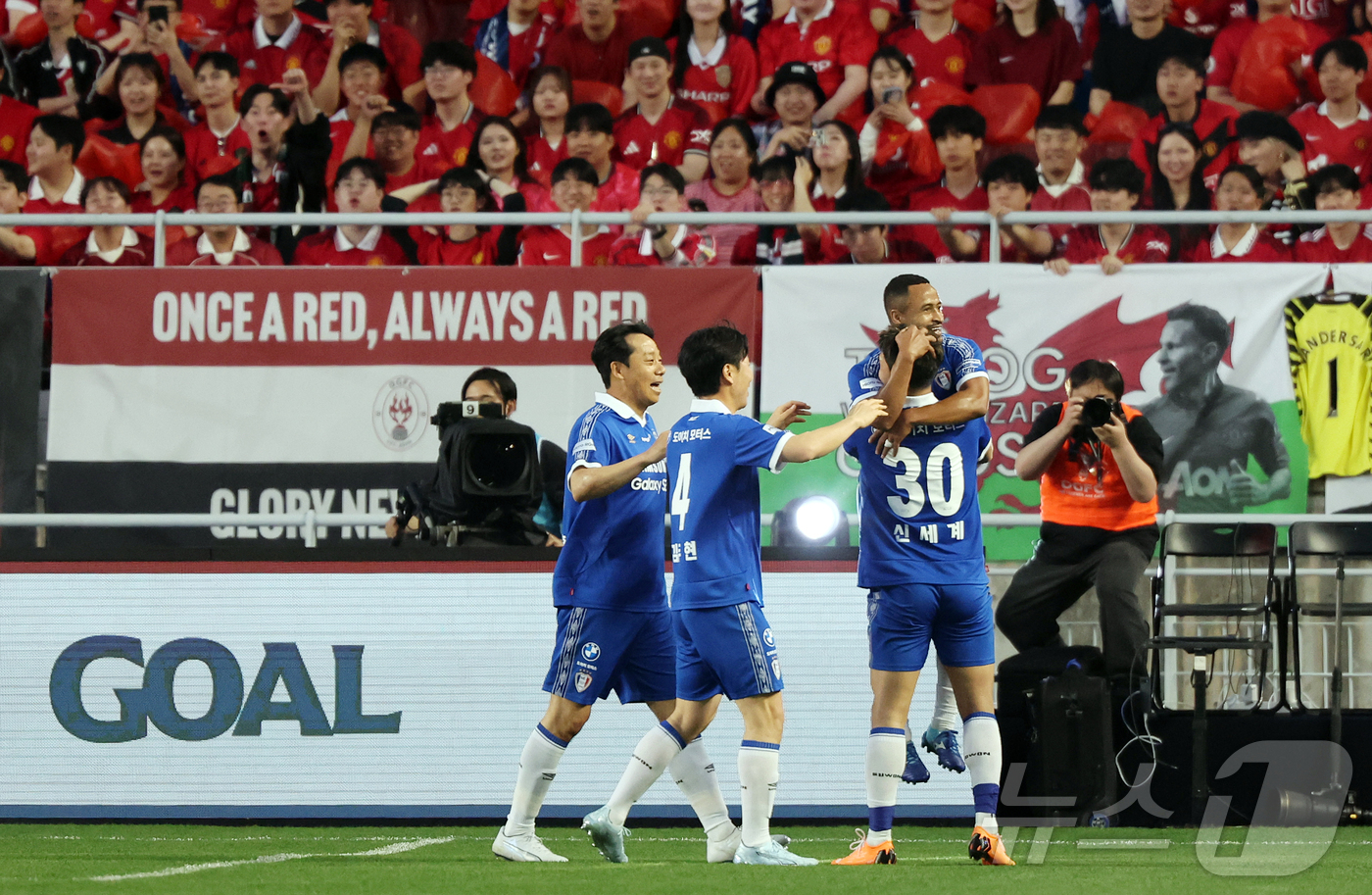 (수원=뉴스1) 김진환 기자 = 19일 오후 경기 수원시 팔달구 수원월드컵경기장에서 열린 OGFC(더오리지날FC)와 수원 삼성과의 경기, 수원 삼성 산토스가 전반 선취골을 넣은 뒤 …