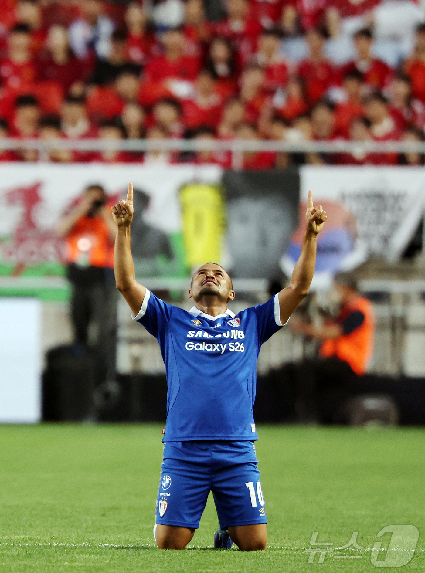 (수원=뉴스1) 김진환 기자 = 19일 오후 경기 수원시 팔달구 수원월드컵경기장에서 열린 OGFC(더오리지날FC)와 수원 삼성과의 경기, 수원 삼성 산토스가 전반 선취골을 넣은 뒤 …