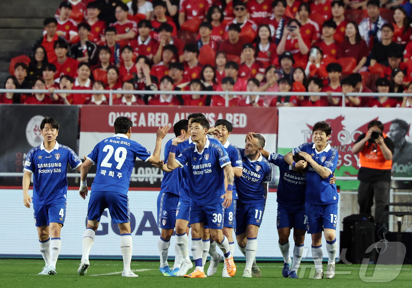 본문 이미지 - 19일 오후 경기 수원시 팔달구 수원월드컵경기장에서 열린 OGFC(더오리지날FC)와 수원 삼성과의 경기, 수원 삼성 산토스가 전반 선취골을 넣은 뒤 동료들과 기쁨을 나누고 있다. 2026.4.19 ⓒ 뉴스1 김진환 기자