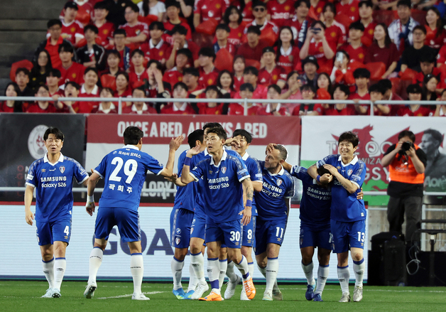 전반 앞서가는 수원 삼성