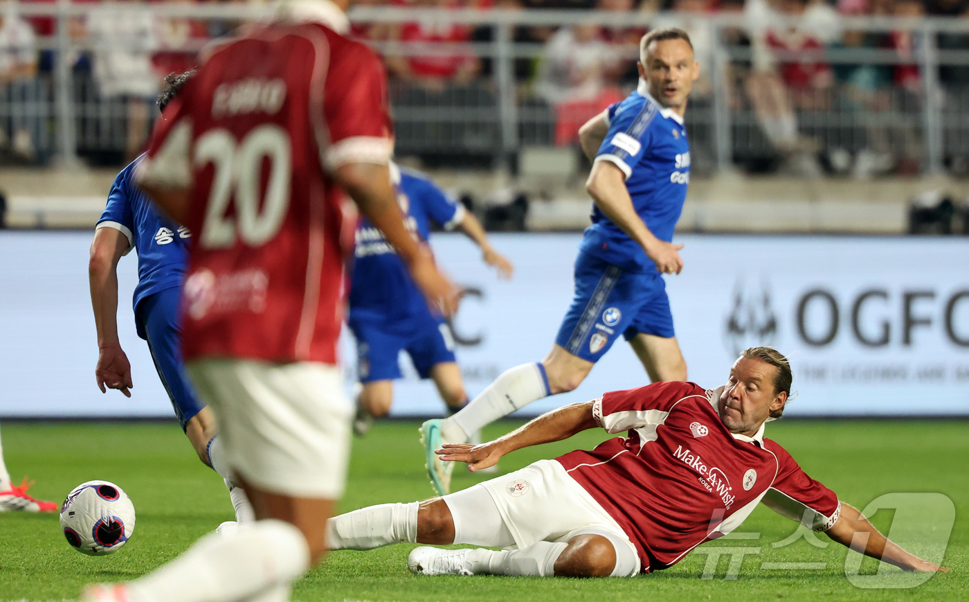 (수원=뉴스1) 김진환 기자 = 19일 오후 경기 수원시 팔달구 수원월드컵경기장에서 열린 OGFC(더오리지날FC)와 수원 삼성과의 경기, 전반 OGFC 앨런 스미스가 수원 삼성 송 …