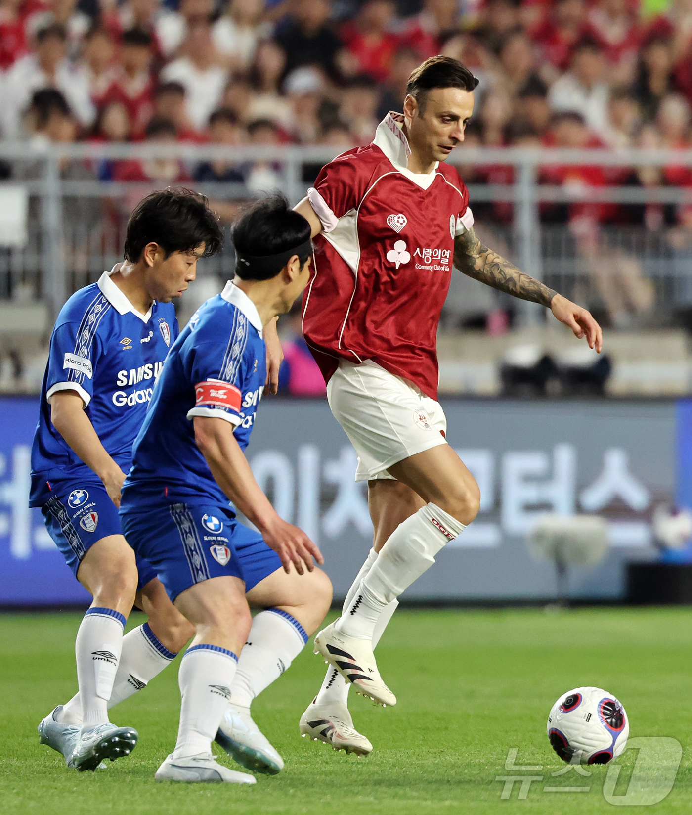 (수원=뉴스1) 김진환 기자 = 19일 오후 경기 수원시 팔달구 수원월드컵경기장에서 열린 OGFC(더오리지날FC)와 수원 삼성과의 경기, 전반 OGFC 디미타르 베르바토프가 수비 …