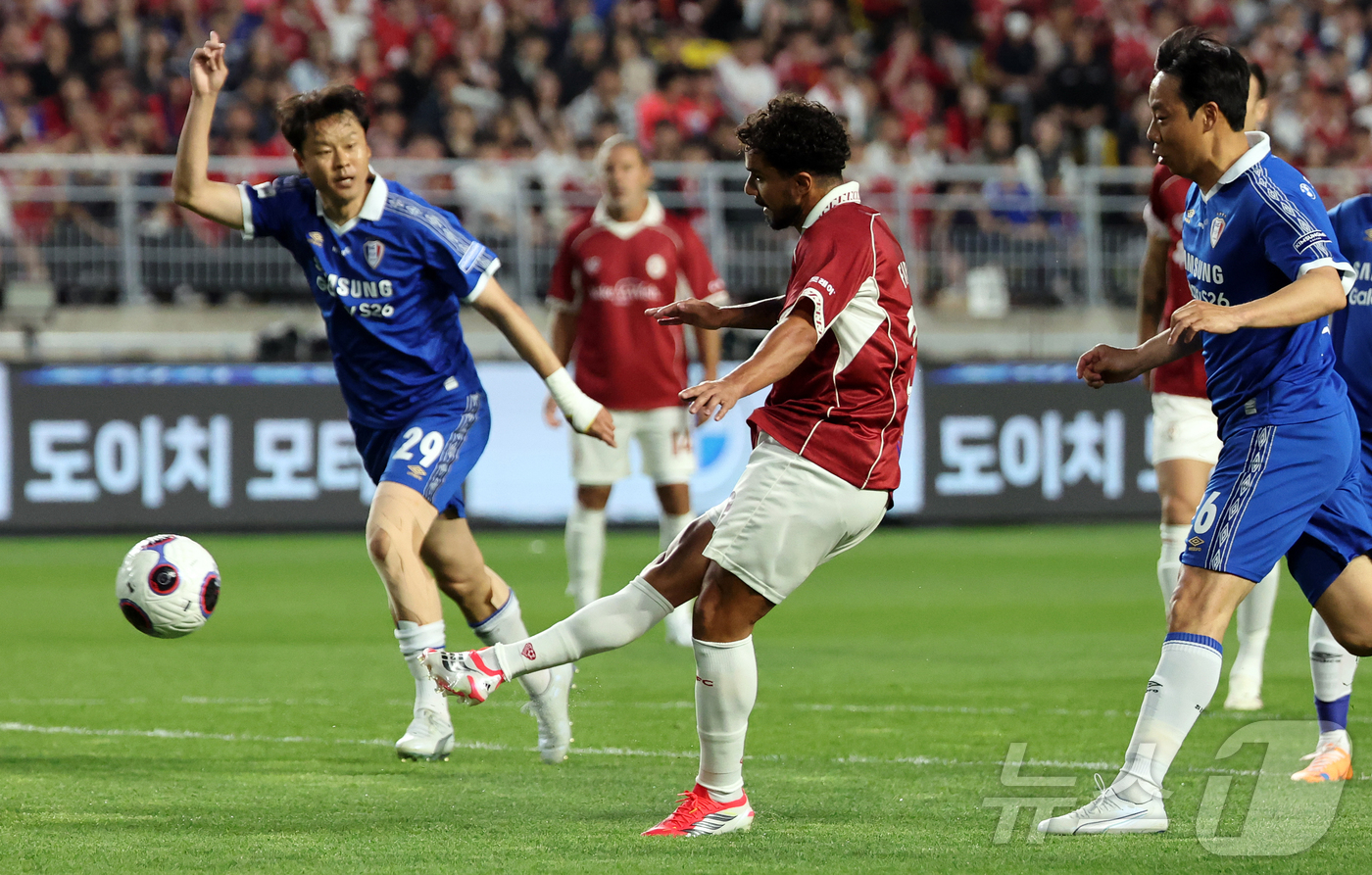 (수원=뉴스1) 김진환 기자 = 19일 오후 경기 수원시 팔달구 수원월드컵경기장에서 열린 OGFC(더오리지날FC)와 수원 삼성과의 경기, 전반 OGFC 파비우 다 실바가 슈팅을 때 …