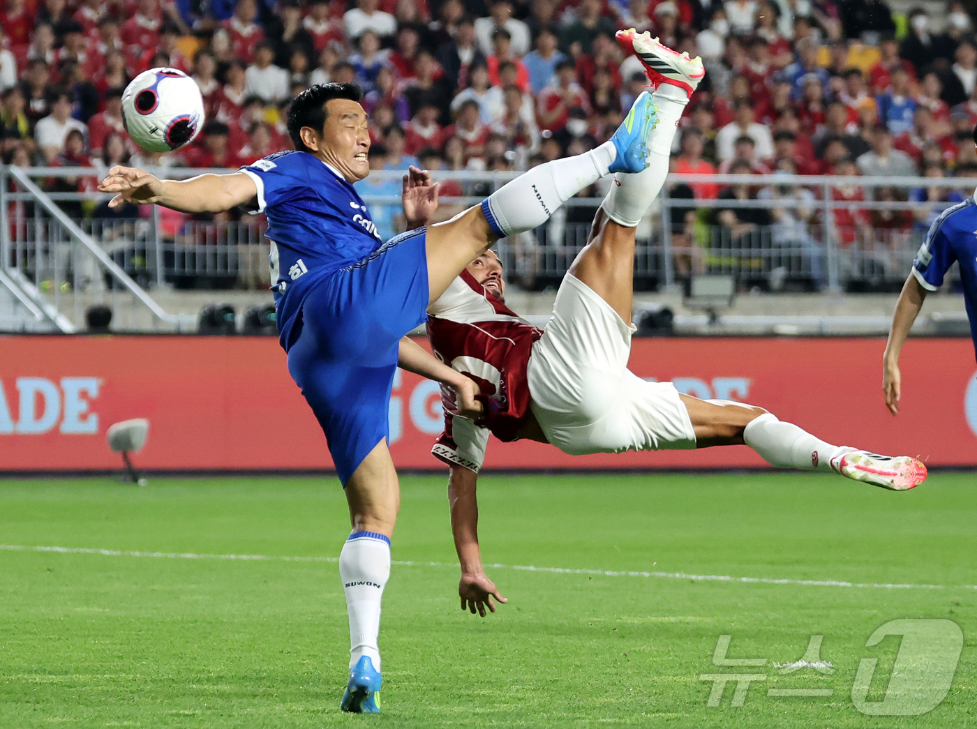 (수원=뉴스1) 김진환 기자 = 19일 오후 경기 수원시 팔달구 수원월드컵경기장에서 열린 OGFC(더오리지날FC)와 수원 삼성과의 경기, 전반 OGFC 파비우 다 실바가 수원 삼성 …