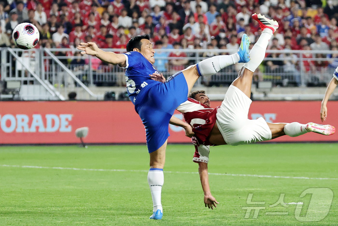 (수원=뉴스1) 김진환 기자 = 19일 오후 경기 수원시 팔달구 수원월드컵경기장에서 열린 OGFC(더오리지날FC)와 수원 삼성과의 경기, 전반 OGFC 파비우 다 실바가 수원 삼성 …