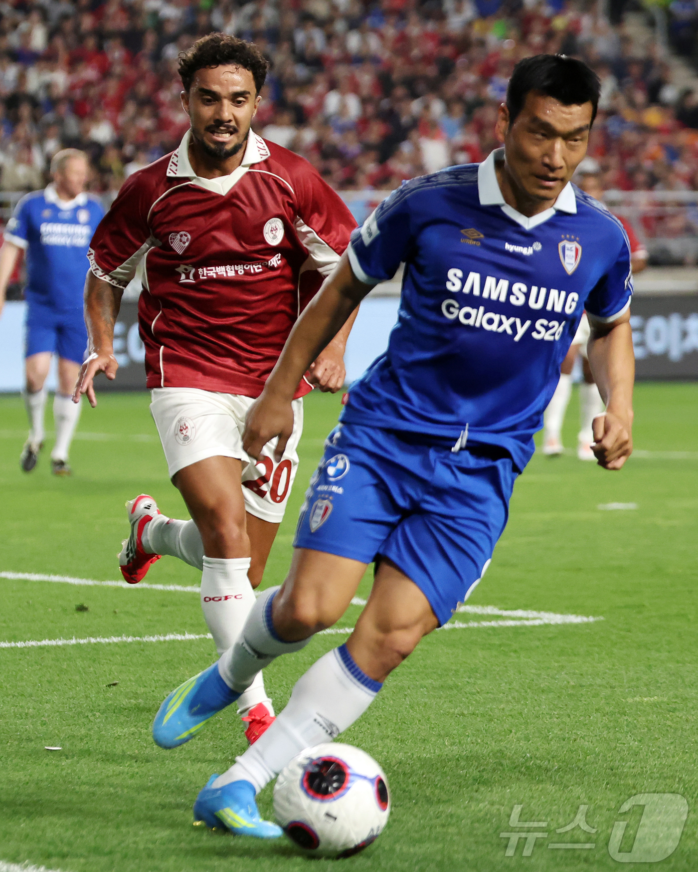 (수원=뉴스1) 김진환 기자 = 19일 오후 경기 수원시 팔달구 수원월드컵경기장에서 열린 OGFC(더오리지날FC)와 수원 삼성과의 경기, 전반 OGFC 파비우 다 실바가 수원 삼성 …