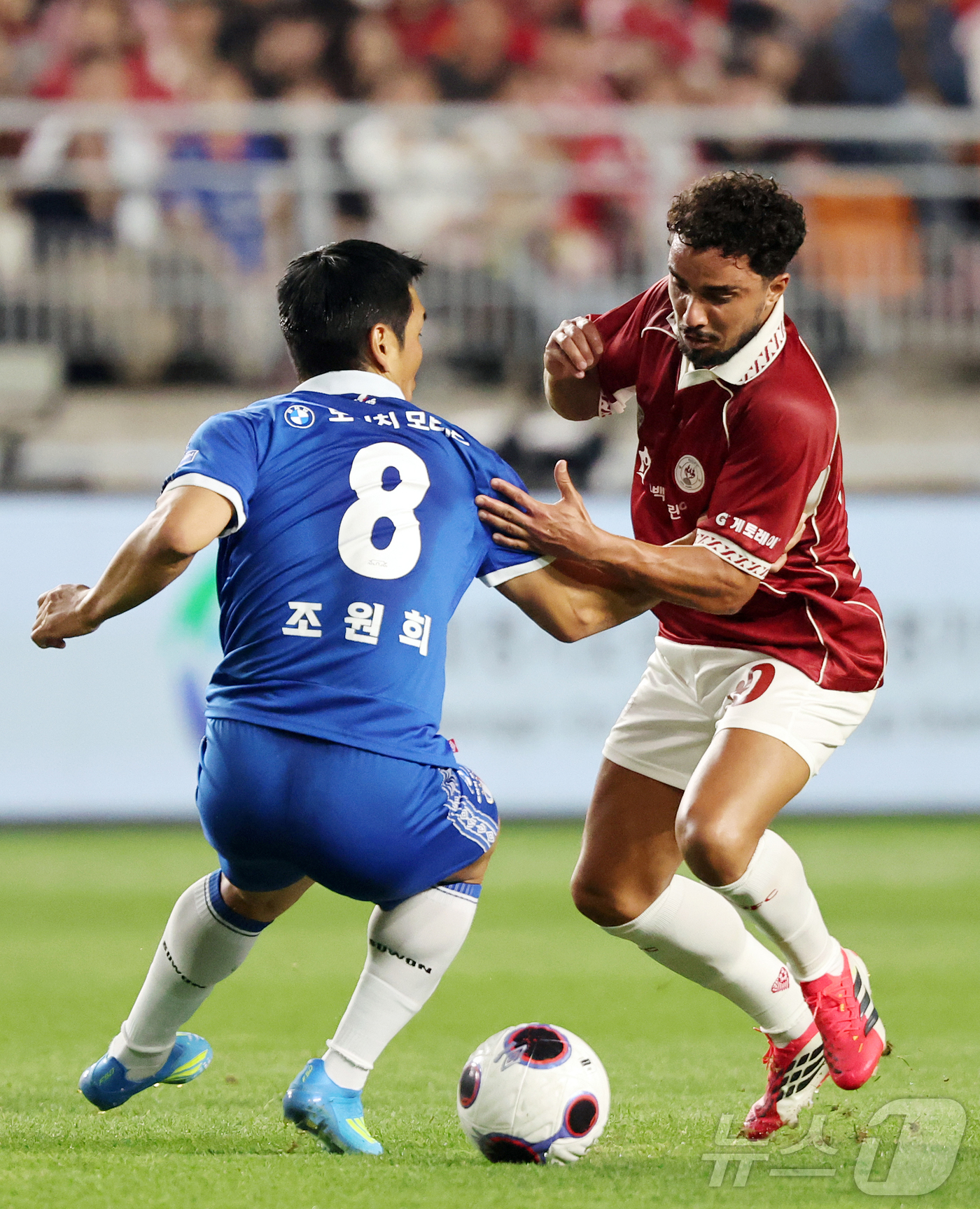 (수원=뉴스1) 김진환 기자 = 19일 오후 경기 수원시 팔달구 수원월드컵경기장에서 열린 OGFC(더오리지날FC)와 수원 삼성과의 경기, 전반 OGFC 파비우 다 실바가 수원 삼성 …