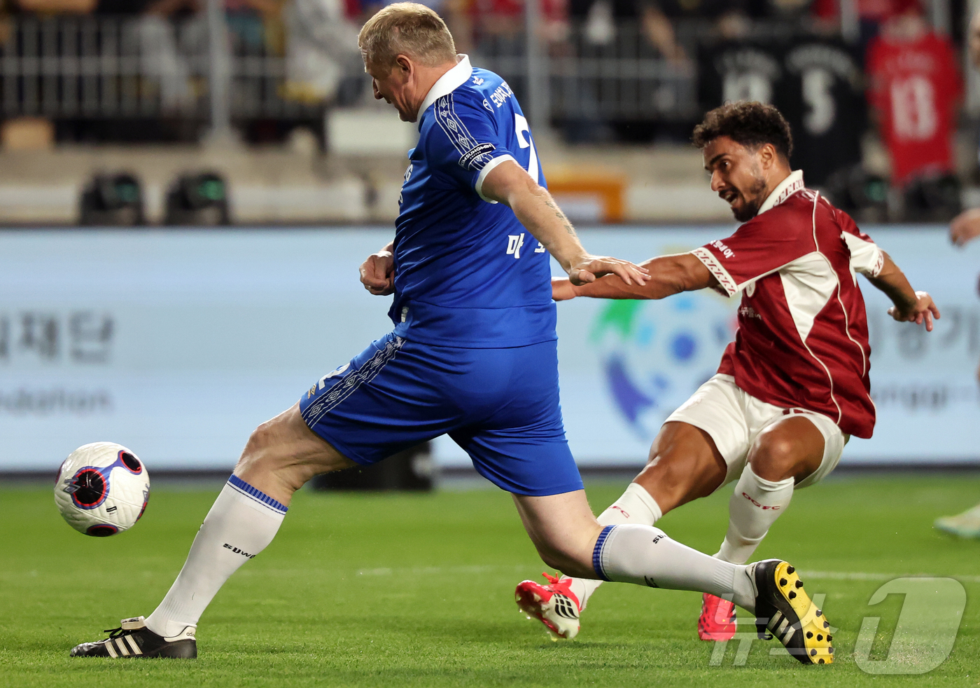 (수원=뉴스1) 김진환 기자 = 19일 오후 경기 수원시 팔달구 수원월드컵경기장에서 열린 OGFC(더오리지날FC)와 수원 삼성과의 경기, 전반 OGFC 파비우 다 실바가 슈팅을 때 …