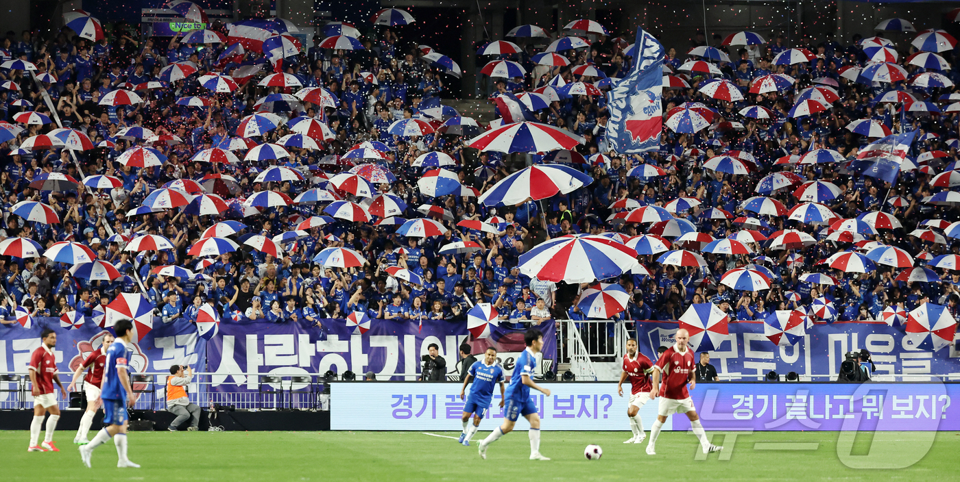 (수원=뉴스1) 김진환 기자 = 19일 오후 경기 수원시 팔달구 수원월드컵경기장에서 열린 OGFC(더오리지날FC)와 수원 삼성과의 경기, 후반 시작을 앞두고 수원 서포터즈가 뜨거운 …