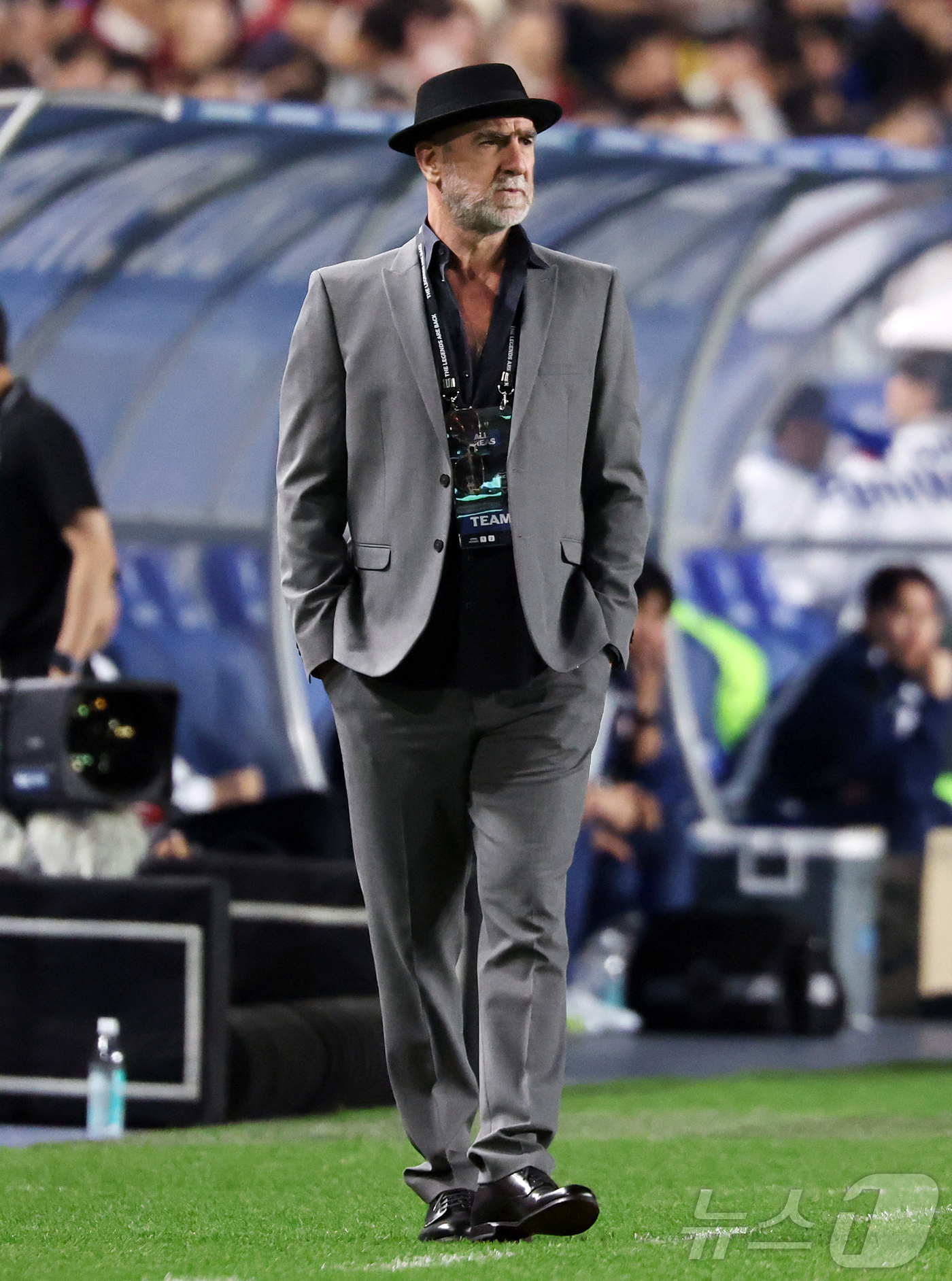 (수원=뉴스1) 김진환 기자 = 19일 오후 경기 수원시 팔달구 수원월드컵경기장에서 열린 OGFC(더오리지날FC)와 수원 삼성과의 경기, 후반 OGFC 에릭 칸토나 감독이 경기를 …