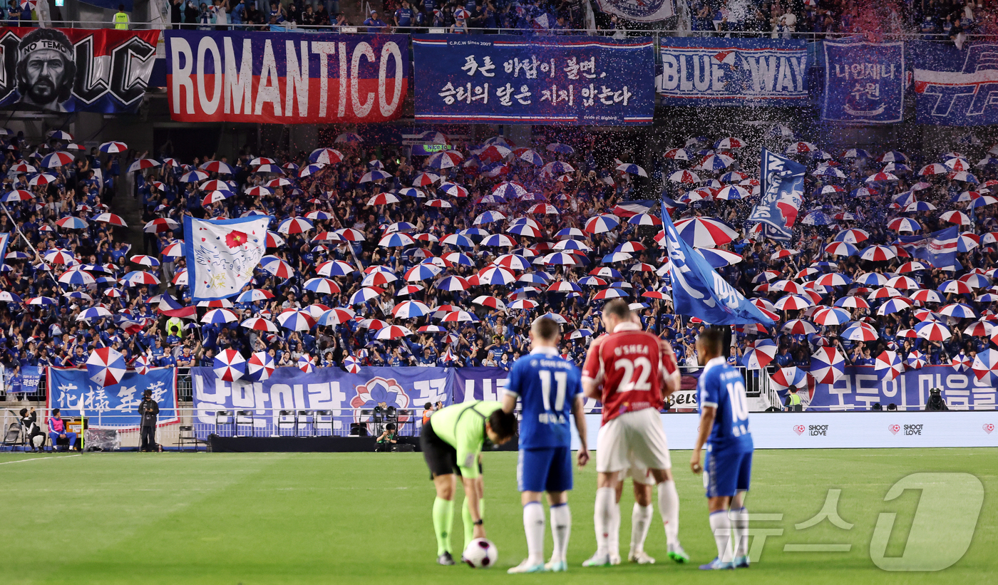 (수원=뉴스1) 김진환 기자 = 19일 오후 경기 수원시 팔달구 수원월드컵경기장에서 열린 OGFC(더오리지날FC)와 수원 삼성과의 경기, 후반 시작을 앞두고 수원 서포터즈가 뜨거운 …