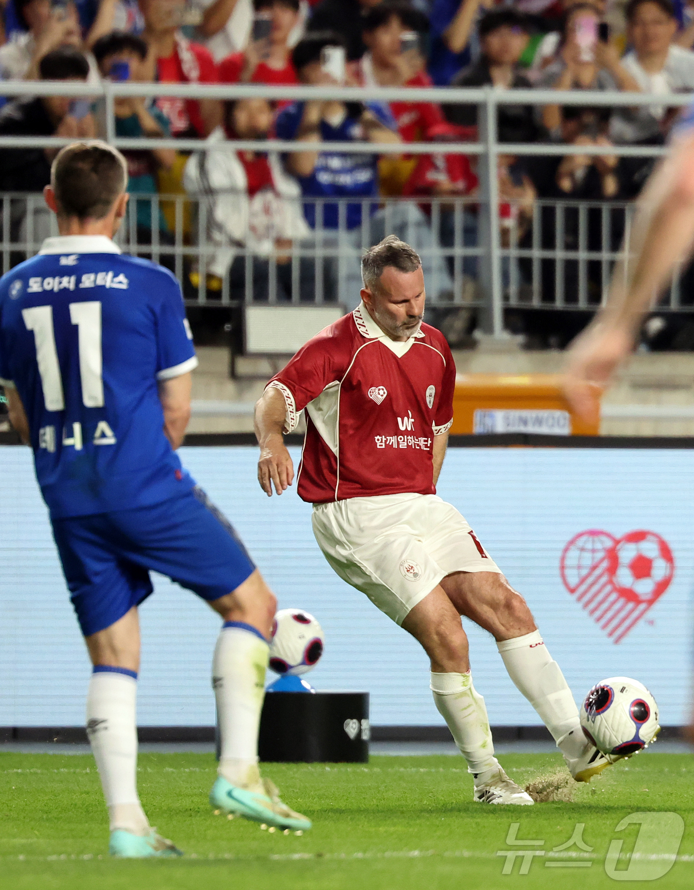 (수원=뉴스1) 김진환 기자 = 19일 오후 경기 수원시 팔달구 수원월드컵경기장에서 열린 OGFC(더오리지날FC)와 수원 삼성과의 경기, 전반 OGFC 라이언 긱스가 프리킥 상황에 …