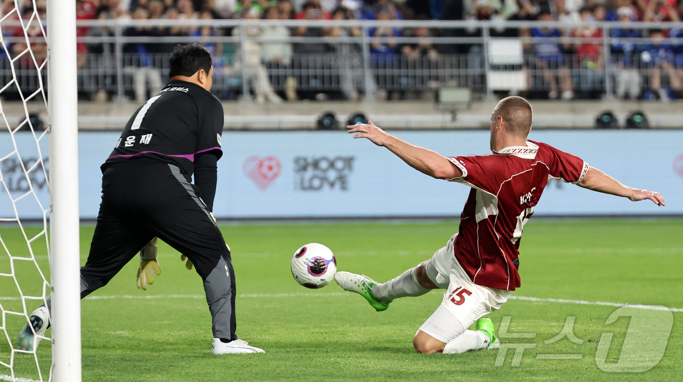 (수원=뉴스1) 김진환 기자 = 19일 오후 경기 수원시 팔달구 수원월드컵경기장에서 열린 OGFC(더오리지날FC)와 수원 삼성과의 경기, 전반 OGFC 네마냐 비디치가 수원 삼성 …