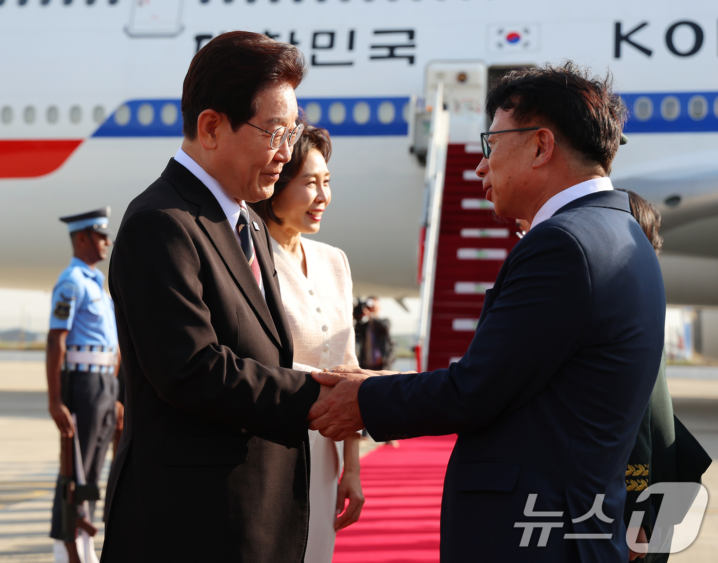 (뉴델리(인도)=뉴스1) 이재명 기자 = 인도 국빈 방문에 나선 이재명 대통령이 19일 뉴델리 팔람공항에서 환영객과 인사하고 있다. 2026.4.19/뉴스1