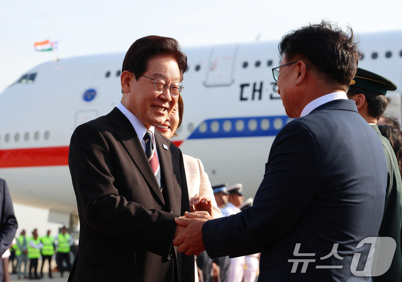 (뉴델리(인도)=뉴스1) 이재명 기자 = 인도 국빈 방문에 나선 이재명 대통령이 19일 뉴델리 팔람공항에서 환영객과 인사하고 있다. 2026.4.19/뉴스1