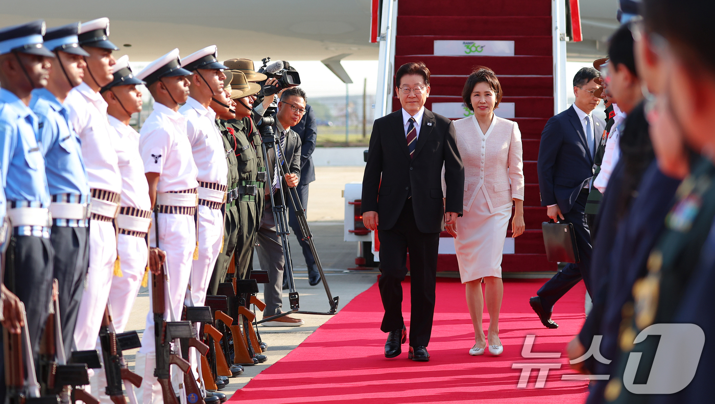 (뉴델리(인도)=뉴스1) 이재명 기자 = 인도 국빈 방문에 나선 이재명 대통령과 김혜경 여사가 19일 뉴델리 팔람공항에 도착한 공군 1호기에서 내려 이동하고 있다. 2026.4.1 …