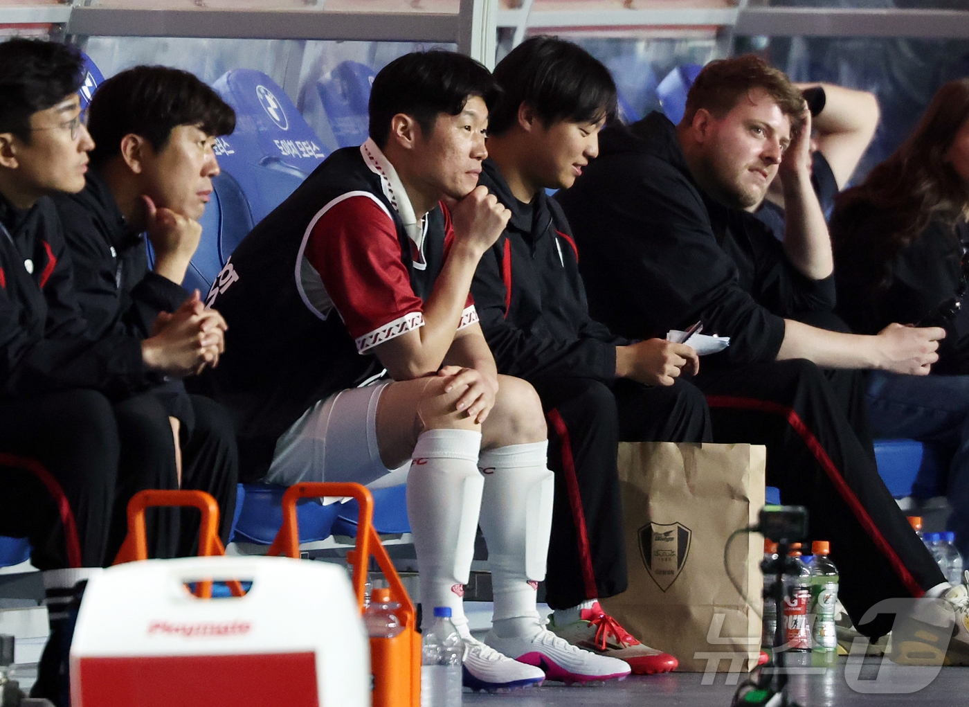 (수원=뉴스1) 김진환 기자 = 19일 오후 경기 수원시 팔달구 수원월드컵경기장에서 열린 OGFC(더오리지날FC)와 수원 삼성과의 경기, 후반 OGFC 박지성이 벤치에서 경기를 지 …