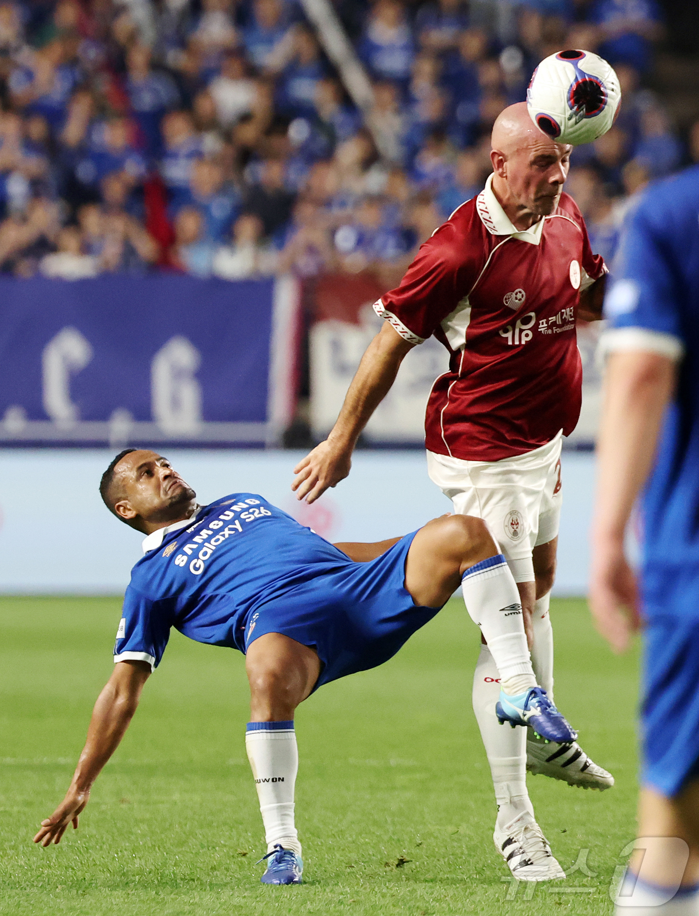 (수원=뉴스1) 김진환 기자 = 19일 오후 경기 수원시 팔달구 수원월드컵경기장에서 열린 OGFC(더오리지날FC)와 수원 삼성과의 경기, 후반 OGFC 대런 깁슨이 수원 삼성 산토 …