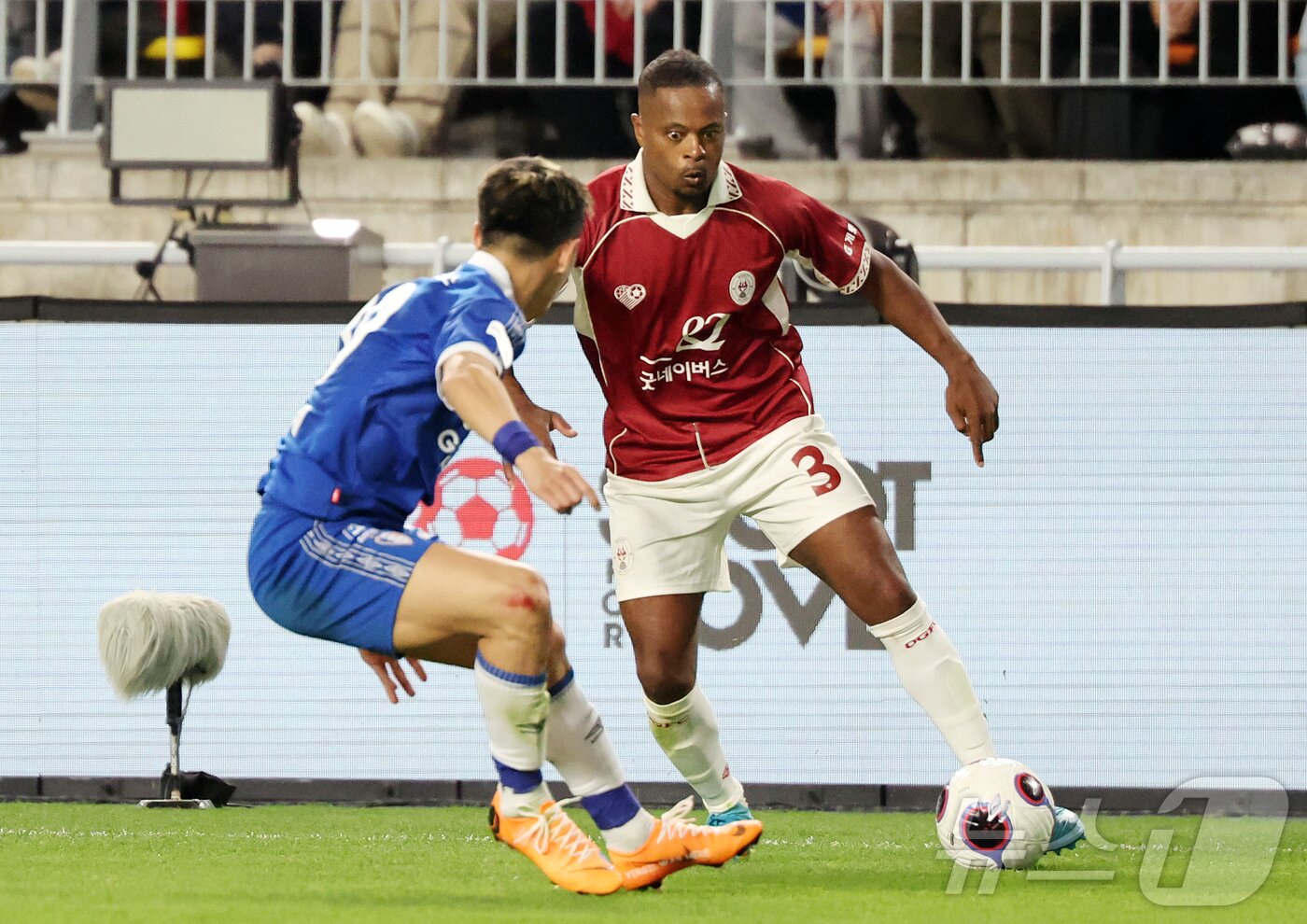 본문 이미지 - 19일 오후 경기 수원시 팔달구 수원월드컵경기장에서 열린 OGFC(더오리지날FC)와 수원 삼성과의 경기, 후반 OGFC 파트리스 에브라가 돌파하고 있다. 2026.4.19 ⓒ 뉴스1 김진환 기자