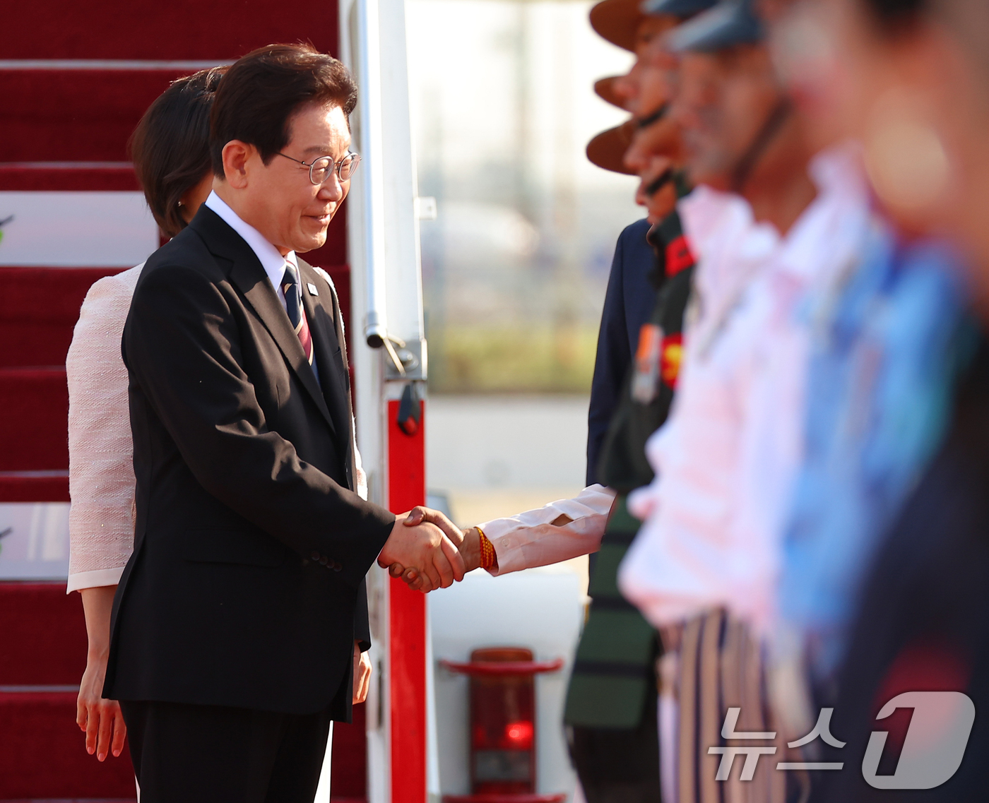 (뉴델리(인도)=뉴스1) 이재명 기자 = 인도 국빈 방문에 나선 이재명 대통령이 19일 뉴델리 팔람공항에서 환영객과 인사하고 있다. 2026.4.19/뉴스1