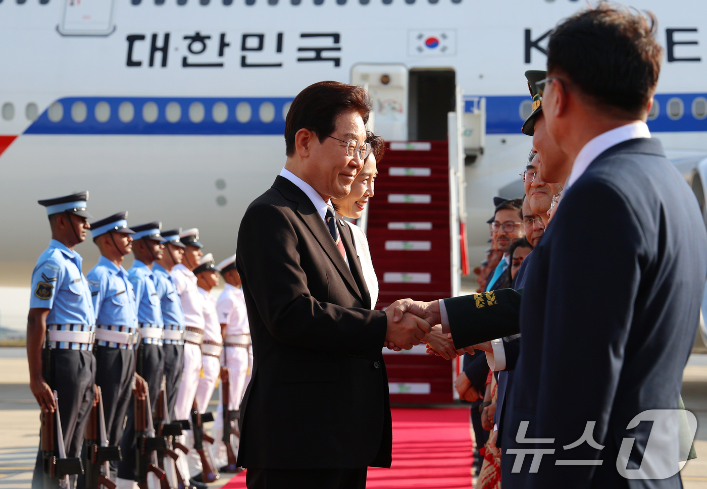 (뉴델리(인도)=뉴스1) 이재명 기자 = 인도 국빈 방문에 나선 이재명 대통령이 19일 뉴델리 팔람공항에서 환영객과 인사하고 있다. 2026.4.19/뉴스1