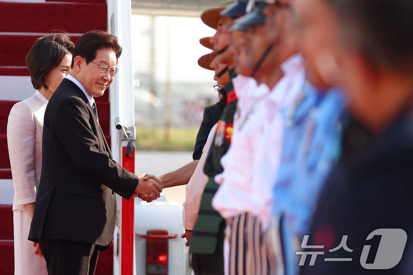 (뉴델리(인도)=뉴스1) 이재명 기자 = 인도 국빈 방문에 나선 이재명 대통령이 19일 뉴델리 팔람공항에 도착해 환영객과 인사하고 있다. 2026.4.19/뉴스1