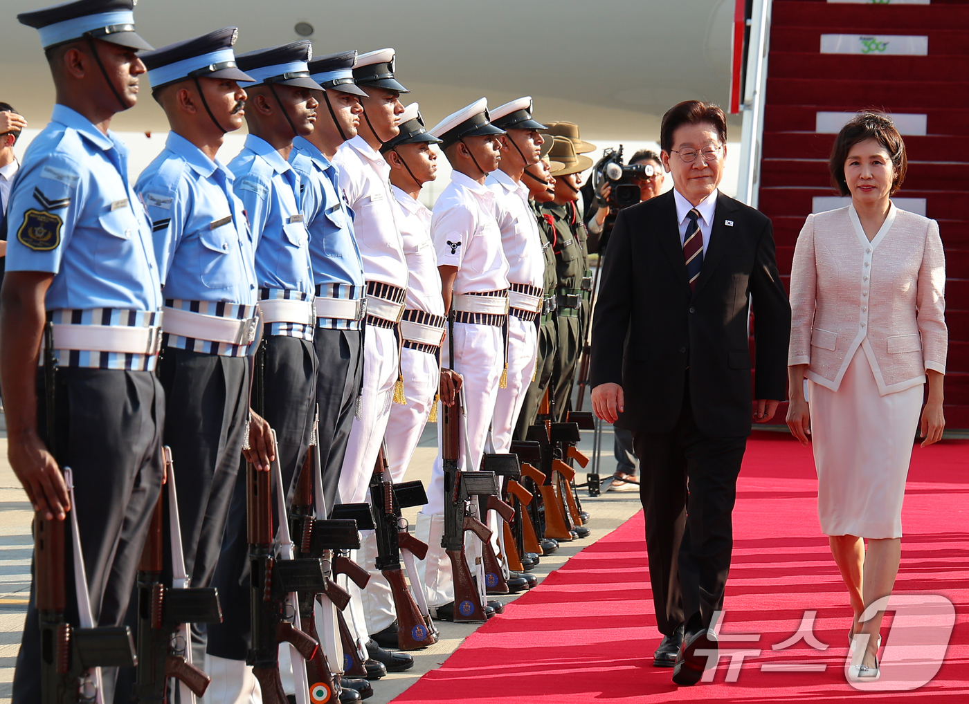 (뉴델리(인도)=뉴스1) 이재명 기자 = 인도 국빈 방문에 나선 이재명 대통령과 김혜경 여사가 19일 뉴델리 팔람공항에 도착한 공군 1호기에서 내려 이동하고 있다. 2026.4.1 …